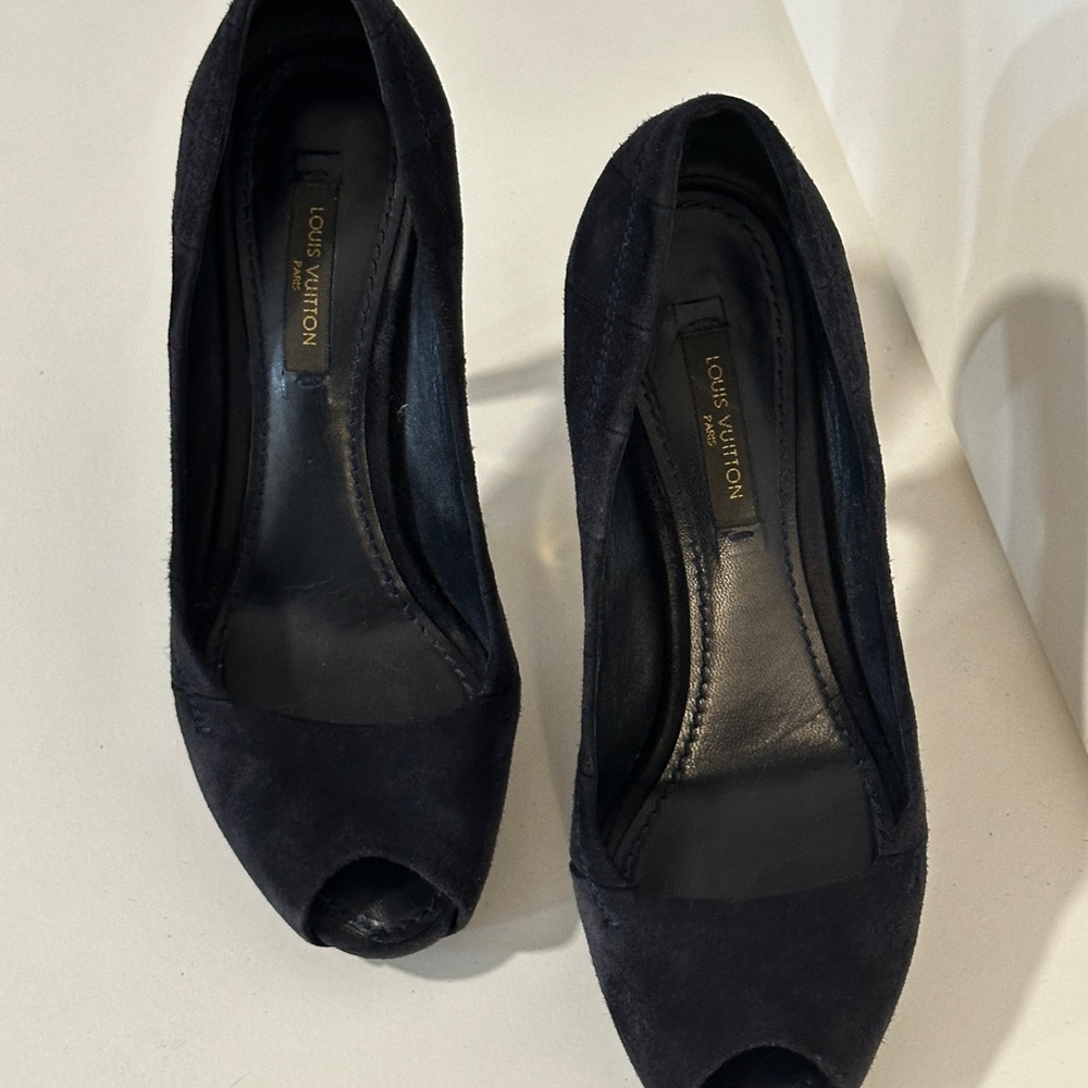Louis Vuitton Black and Gold Peep-Toe Heels - Picture 4 of 16